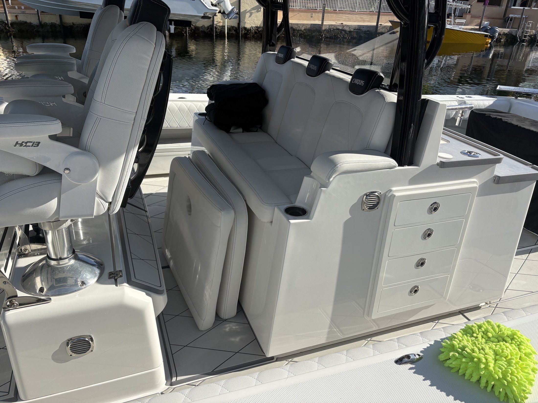 Center-console cockpit seating and deck