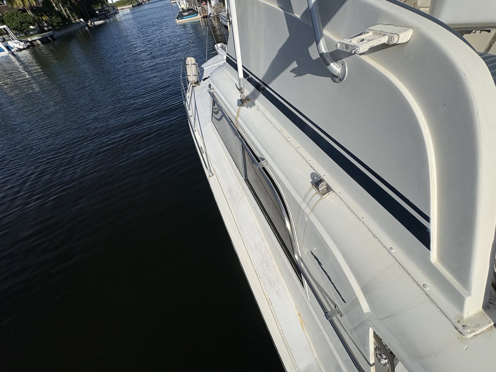 After deep cleaning: cleaned port-side deck and exterior detail on the 1971 Hatteras 36 Sportfish Convertible Remimar